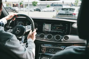 Comme dans de nombreux secteurs, les concessionnaires automobiles qui souhaitent rester compétitifs font face à la nécessité d&rsquo;adopter des solutions technologiques innovantes pour optimiser leurs processus de vente ou de rachats d’automobiles. Le logiciel de vente de véhicules représente à [&hellip;]