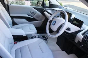 Lorsqu'il s'agit de recharger votre voiture &eacute;lectrique &agrave; domicile, vous avez deux options principales : la prise domestique standard et la wallbox. La prise domestique standard est celle que l'on trouve dans la plupart des foyers. Elle offre une puissance [&hellip;]