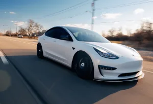 Les propri&eacute;taires de Tesla sont de plus en plus m&eacute;contents du service apr&egrave;s-vente de la soci&eacute;t&eacute;. Les d&eacute;lais de r&eacute;paration sont excessifs, les co&ucirc;ts sont &eacute;lev&eacute;s et certains propri&eacute;taires ont m&ecirc;me d&ucirc; faire appel &agrave; des avocats pour faire valoir [&hellip;]